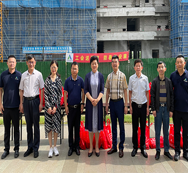 南通市人大常委會(huì)副主任、市總工會(huì)主席葛玉琴到集團(tuán)承建的項(xiàng)目開(kāi)展夏季慰問(wèn)活動(dòng)